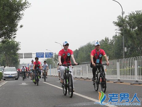 冯小刚携众明星公益骑行 倡导人们低碳绿色出行