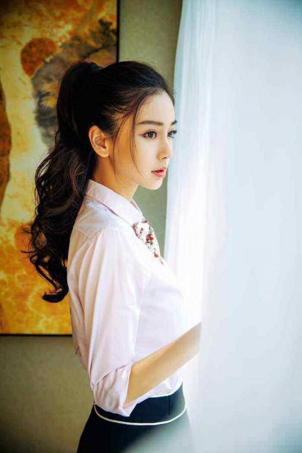 女星穿白衬衫，赵丽颖杨颖像学生，杨幂妩媚迷人，而她秒杀众人
