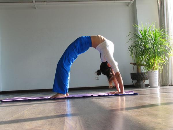 >【当瑜伽教练有前途吗】能做出高难度体式的教练不一定就是好的瑜伽教练