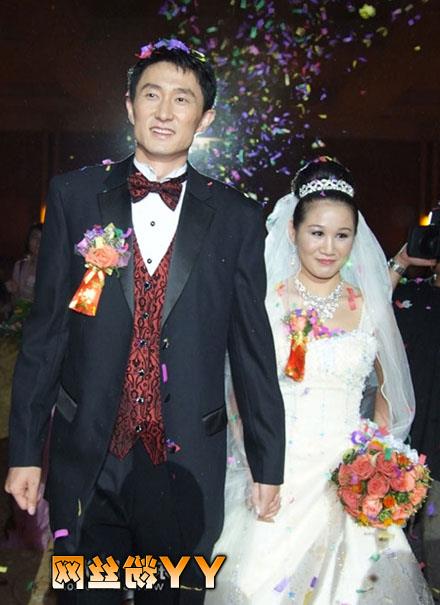 >杜峰的照片 杜锋老婆马晨菲照片背景资料 网传杜锋离婚是真的吗