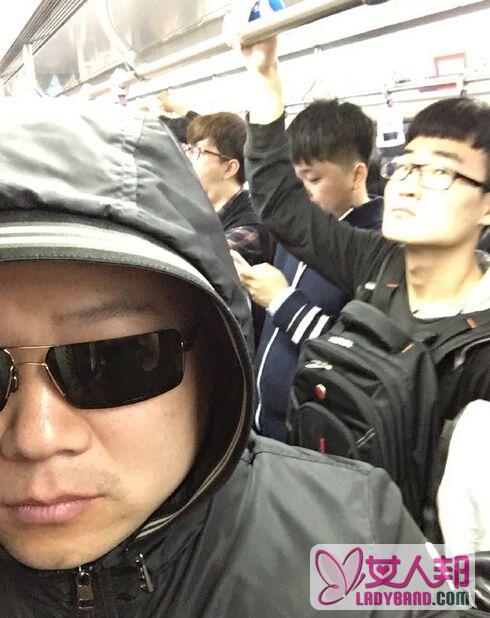 小岳岳搭乘地铁 全副武装无人认出遭调侃：过气网红