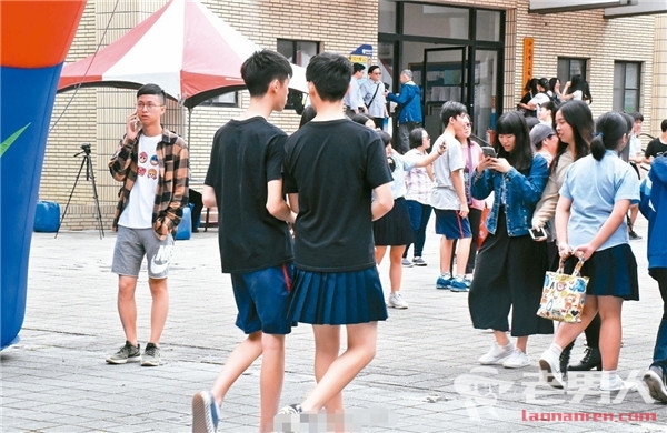台湾高中男生集体穿裙上学 打破性别刻板印象