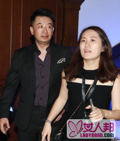 黄海波嫖娼门后首度亮相 结婚得子后身材发福