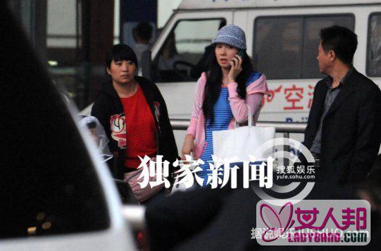 小陶虹穿着粉嫩携女儿回京 徐峥亲自接机-中国娱