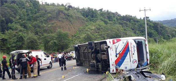 厄瓜多尔发生客车翻车事故 已致至少12人死亡25人受伤