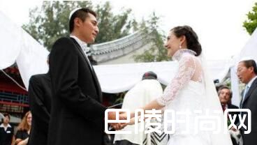 刘烨晒婚戒纪念8周年 老婆安娜身份背景揭秘
