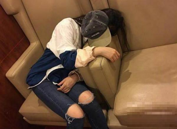 表面光鲜的明星拍戏有多累？赵丽颖站着睡着，而她前一秒还在玩手机，但下一秒就直接靠在椅子上睡着了