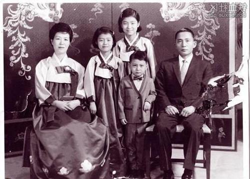 >朴槿惠的父亲 朴槿惠妈妈被朝鲜刺杀是真的吗?朴槿惠父亲是被谁杀死的?