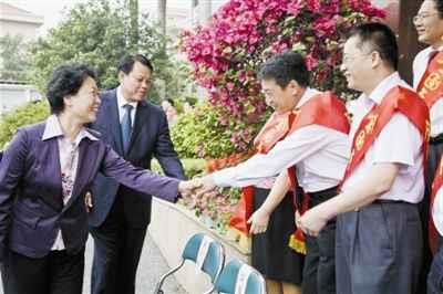 陈际瓦与陈丕显 陈际瓦与自治区总工会新一届领导班子成员座谈