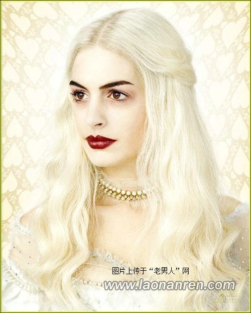 >《爱丽丝漫游仙境》中安妮·海瑟薇变身白发皇后