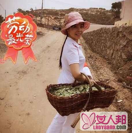 朴实！农民歌手王二妮回乡下地摘菜 带妈妈素颜出镜