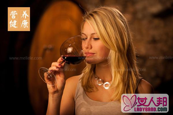 >睡前喝红酒的好处和坏处_睡前喝红酒的优缺点解析！