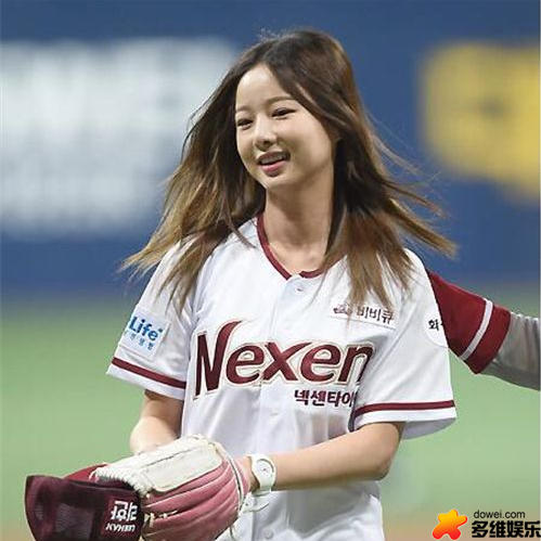 >韩女团率智棒球开球 动作标准秀翘臀