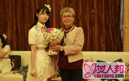 曝70岁奶奶上影节追星网络爆红！老人与SNH48成员合影！