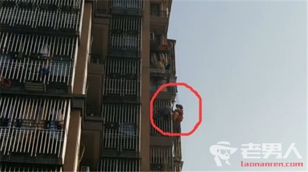 女童悬挂在七楼阳台外 邻居和消防队员合力紧急施救