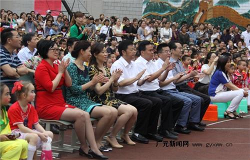 >何海生女儿 何海生杨祖斌祝全县少年儿童节日快乐