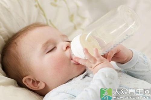 两个月婴儿吃奶少 用4妙招应对