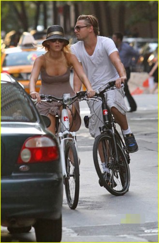布莱克-莱弗莉和李奥纳多浪漫甜蜜 街头骑单车