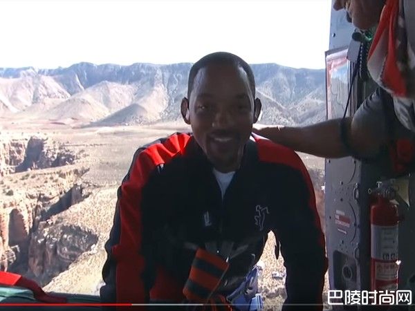 威尔史密斯50岁生日 大峡谷直升机高空弹跳
