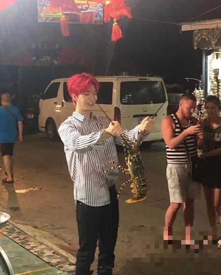 >网友在泰国偶遇范丞丞抓龙虾尽显呆萌气质，一头红发很亮眼