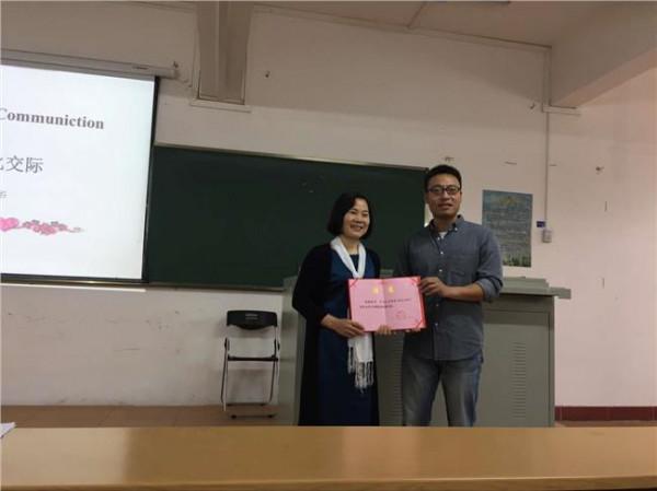 >上海大学外国语学院冯奇教授携夫人万华教授一行来我院讲学