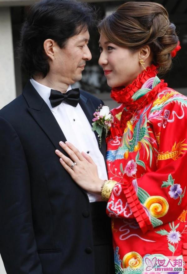 钟嘉欣国外办婚礼与丈夫相拥 穿中式礼服遮掩肚皮
