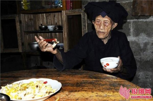 >朱晓华签名 "十大寿星"排名有大变化 112岁朱晓华成为上海最长寿老人