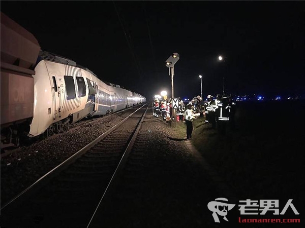 >德国两辆列车相撞 事故原因不明仍有乘客被困