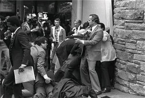 里根被刺杀 美国男子30年前刺杀里根总统因病被判无罪