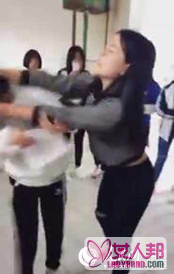 云南中学女生被同学轮番殴打 4分钟被扇20余耳光多次倒地