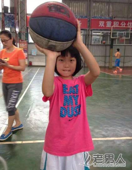 12岁小女孩打篮球 带球如飞控球娴熟