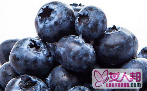 >葡萄和蓝莓上的白霜能不能洗掉 白霜可给蓝莓保湿