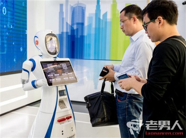 无人银行亮相上海 智能机器人与客户交流互动