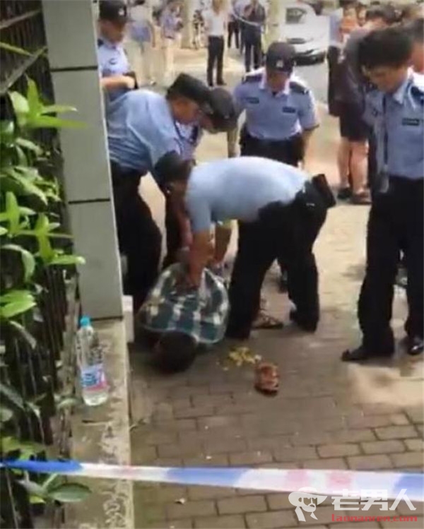 上海男子小学外持刀伤人 致2名儿童伤势严重身亡