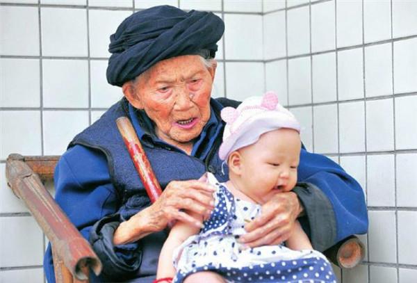 最长寿女性辞世 老人多子多福家族兴旺近400名亲友送行