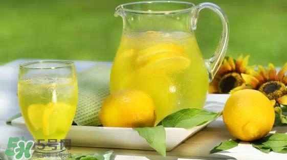 >热柠檬水可以治感冒吗?热柠檬水能治感冒吗?