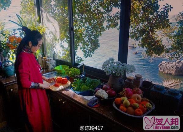58岁杨丽萍亲自下厨 “仙气”淋漓犹在画中