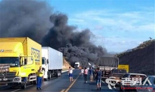 巴西11辆车相撞致61人死伤 现场发生8具被烧焦的遗体