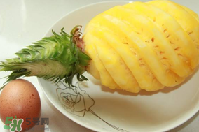 菠萝削皮可以直接吃吗？菠萝削皮直接吃有毒吗？