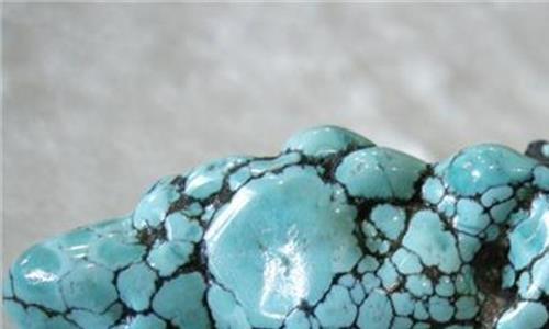 绿松石秦古料的特征 大开眼界 原矿绿松石抛光打磨的过程竟是这样