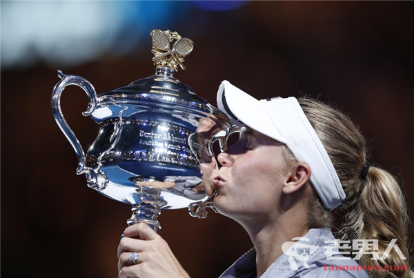 2018年澳网女单决赛：沃兹尼亚奇三盘苦战夺冠 职业生涯首夺大满贯