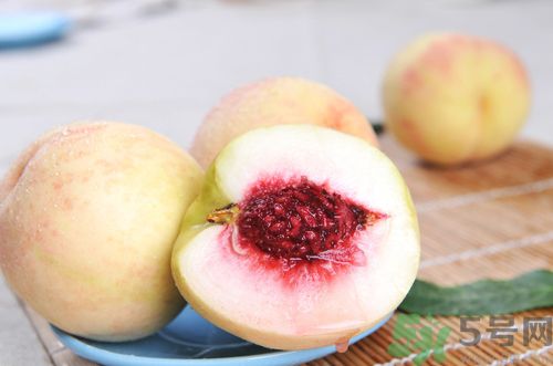 桃子吃多了容易便秘吗？桃子吃多了会肚子疼吗？