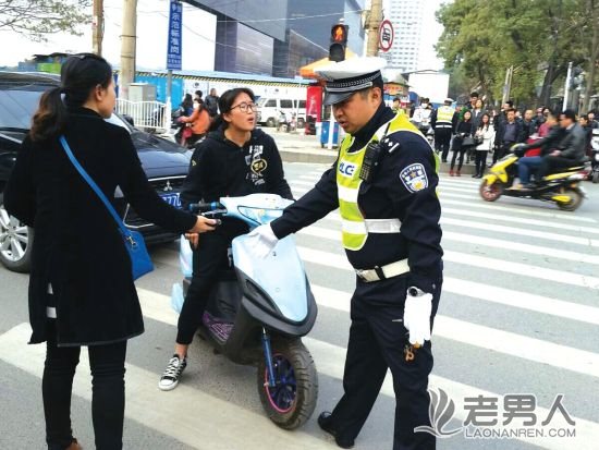 女子马路违规被罚 抱怨交警:别闹了 我急着上班（图）