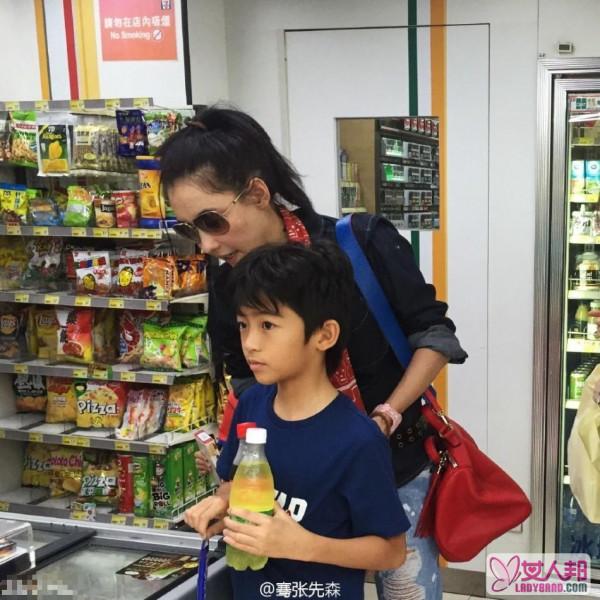 张柏芝带两个儿子逛超市 小Q无辜的样子超萌逗乐妈咪