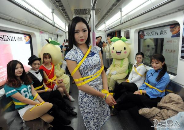 武汉地铁惊现制服美女遭遇捆绑 求乘客“解绑解救”（组图）