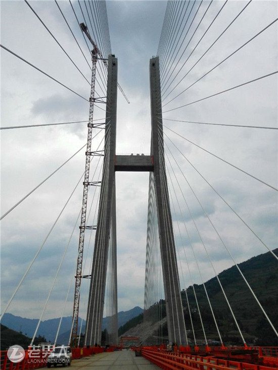 世界第一高桥北盘江大桥通车 相当20层楼高