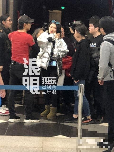 汪峰《歌手》彩排：章子怡带女儿小苹果探班 与洪涛热聊