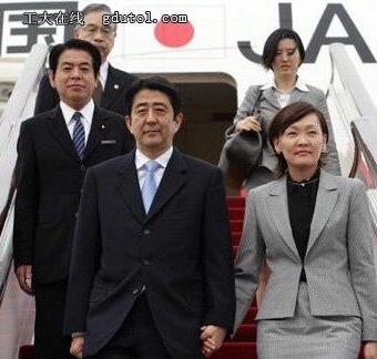 安倍晋三年龄身高个人简历:“铁腕夫人安倍昭惠”活跃在日本大选前线