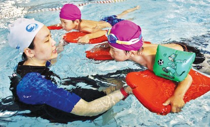>沈坚强游泳 沈坚强俱乐部“游进”社区学校 让更多孩子学会游泳