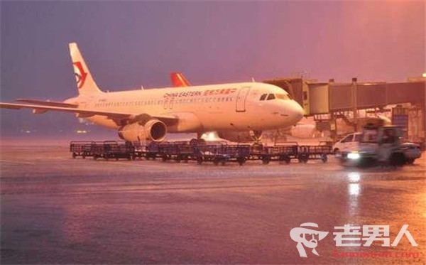 成都机场遭遇雷暴 20个航班被取消9000名旅客滞留